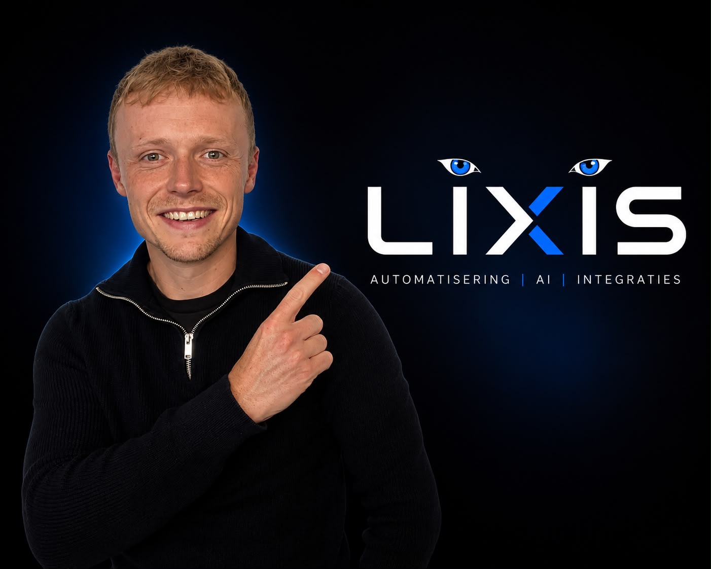 Danny Brand wijst naar het Lixis-logo